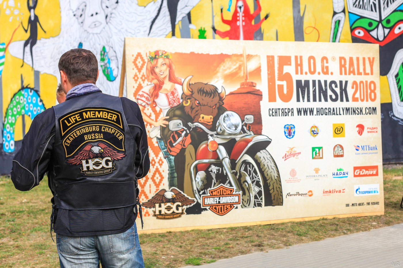 Участник H.O.G. Ekaterinburg Chapter у баннера ралли