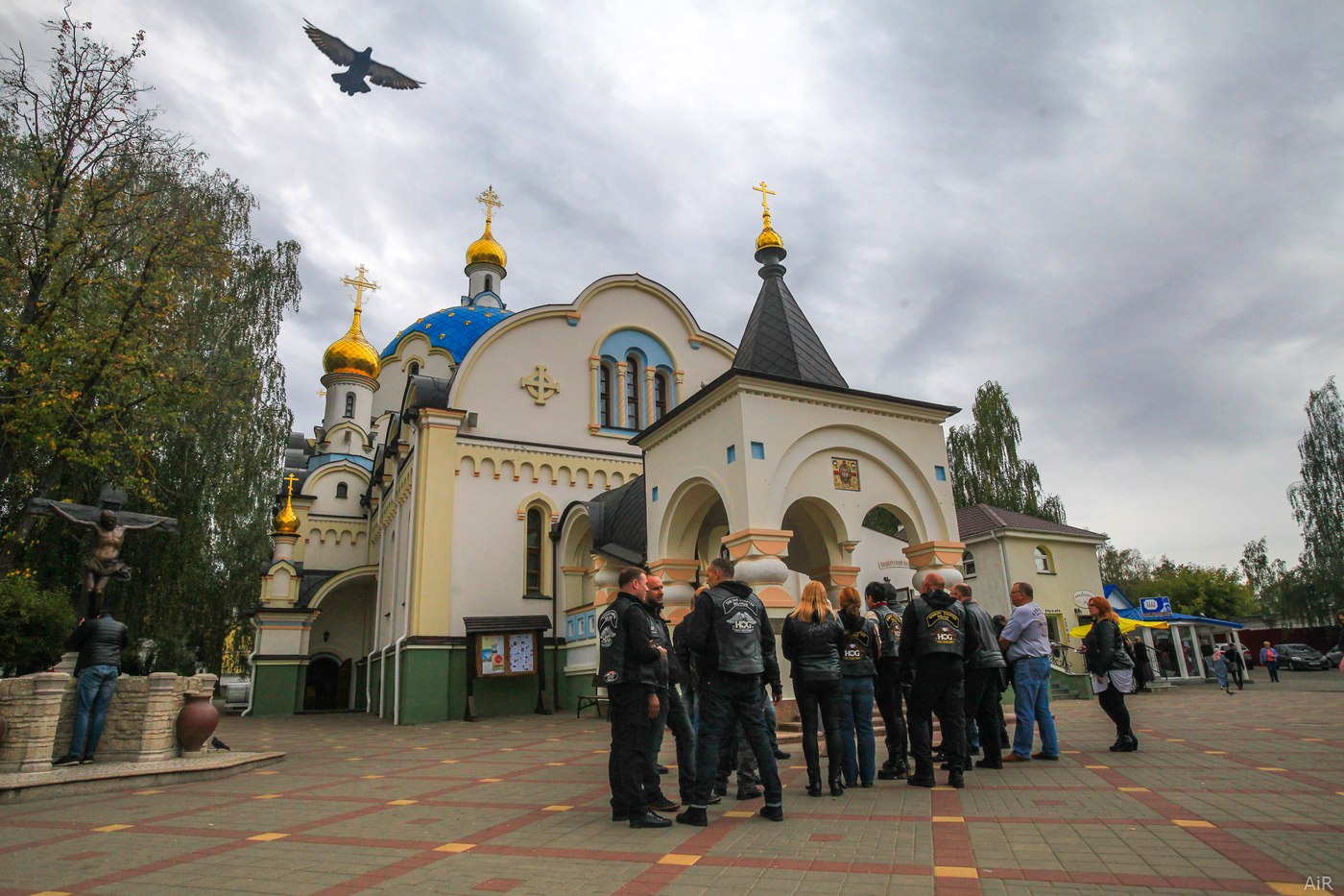 Свято-Елисаветинский монастырь: площадь перед храмом и голубь в небе