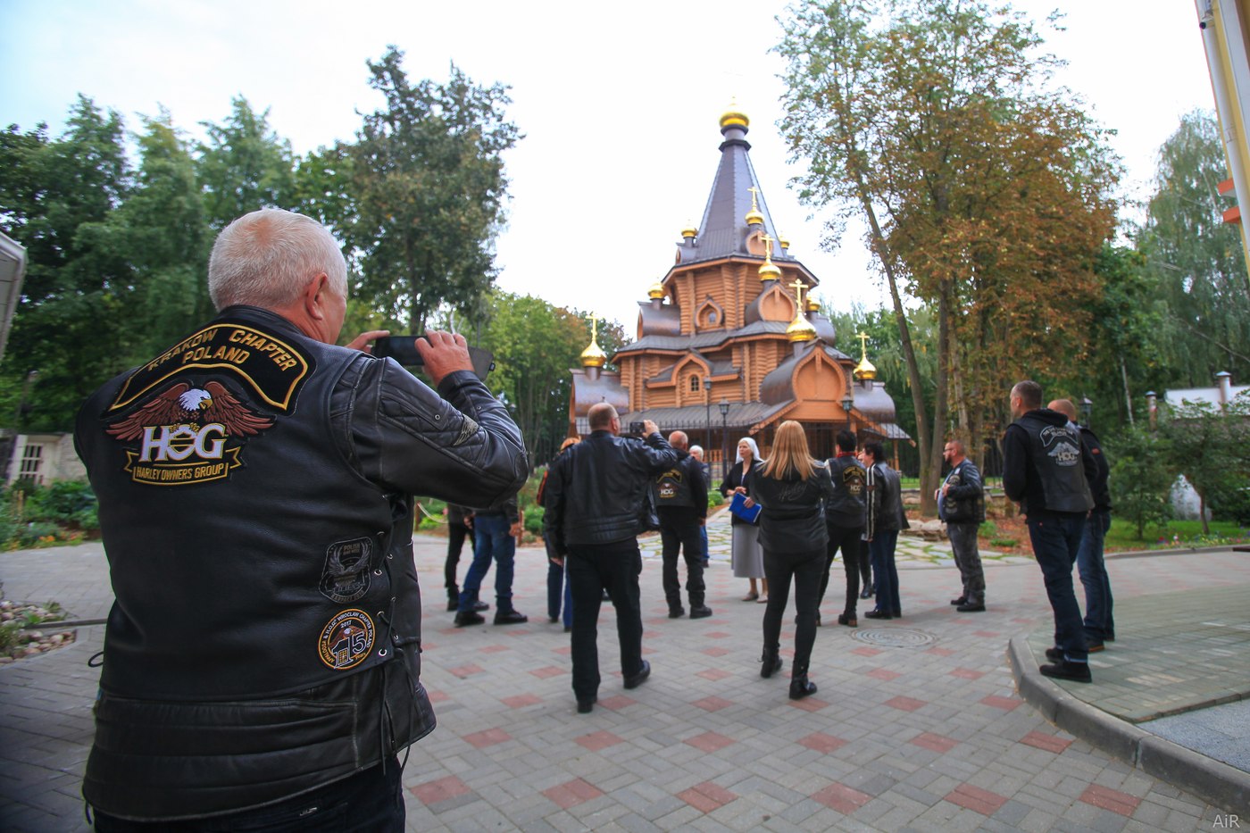 Деревянный храм монастыря и экскурсия с сестрой милосердия