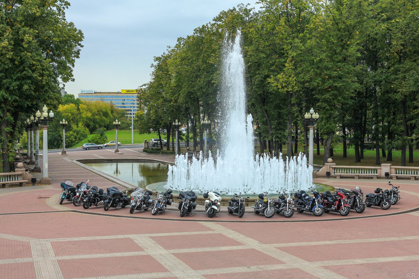 Шеренга Harley-Davidson полукругом у фонтана Большого театра Беларуси