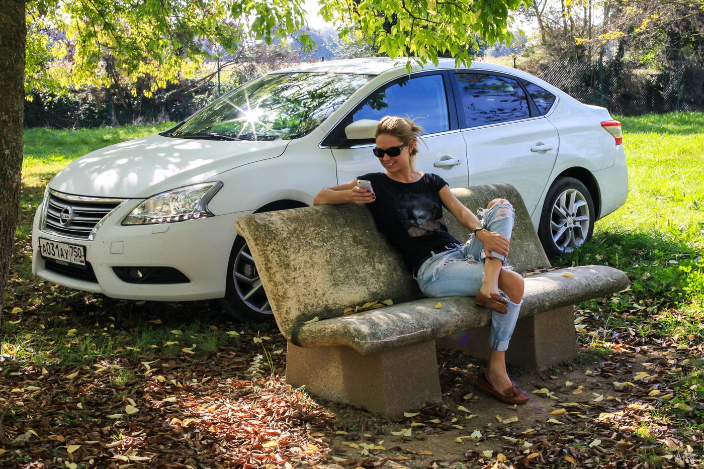 Участница тест-драйва на пит-стопе рядом с Nissan Sentra
