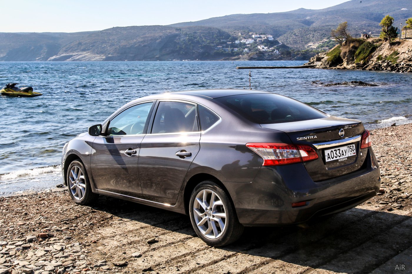 Nissan Sentra на каменном спуске к морю — испытание проходимости