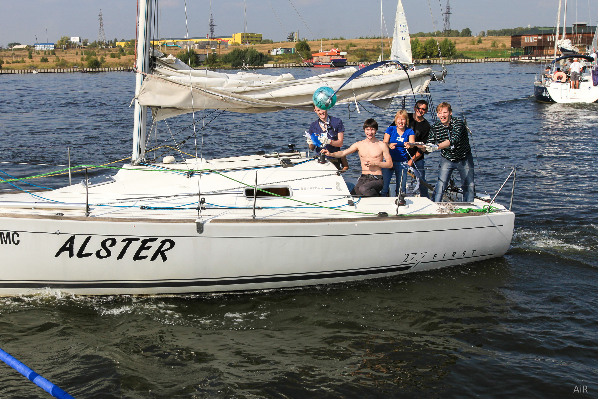 Экипаж яхты ALSTER запускает ядро в соседнюю яхту