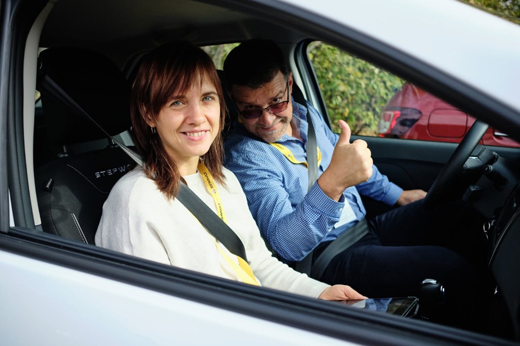 Участники автоквеста в салоне Renault Sandero Stepway