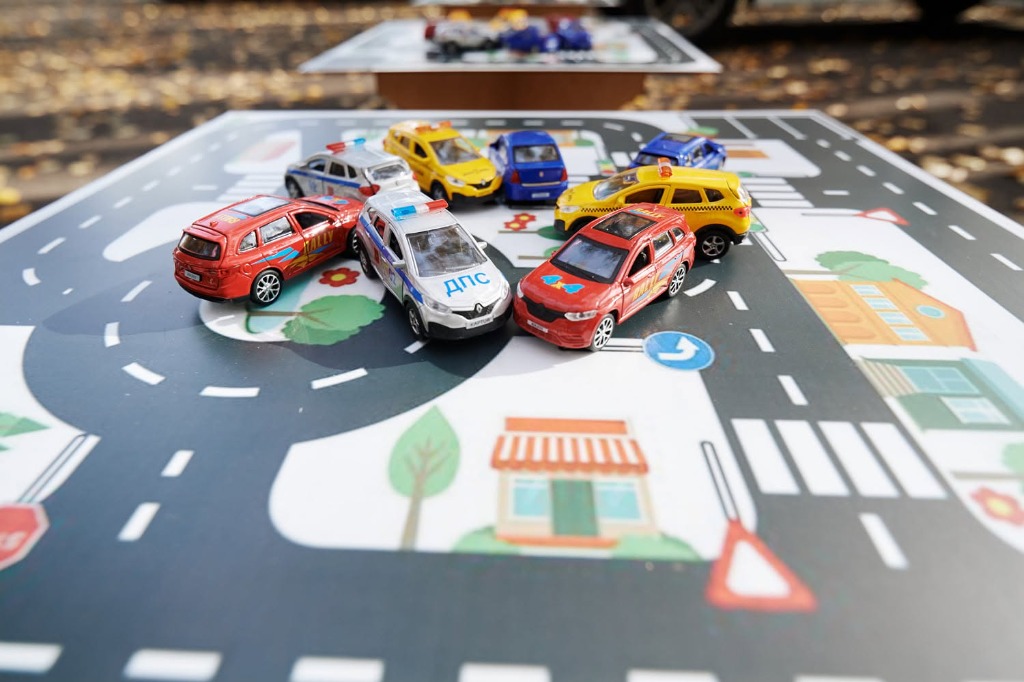 Игровое поле с масштабными моделями Renault