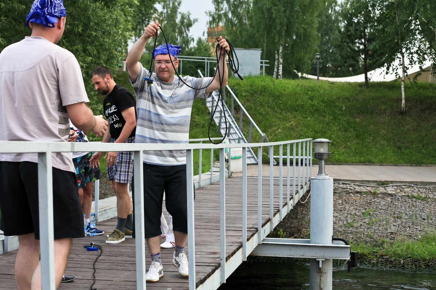 Участник вытягивает трос поискового магнита